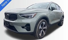 2023 Volvo XC40 B5 Plus Dark Theme