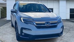 2022 Honda Pilot Touring w/Rear Captain's Chairs