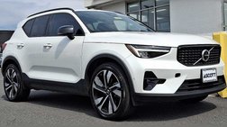 2023 Volvo XC40 B5 Plus Dark Theme