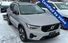 2023 Volvo XC40 B5 Plus Dark Theme