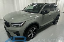 2024 Volvo XC40 B5 Core Dark Theme