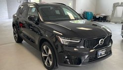 2023 Volvo XC40 B5 Plus Dark Theme