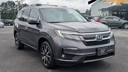 2022 Honda Pilot Touring w/Rear Captain's Chairs