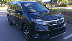 2022 Honda Pilot Touring w/Rear Captain's Chairs