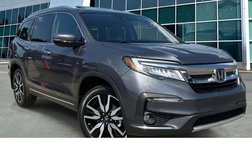 2022 Honda Pilot Touring w/Rear Captain's Chairs