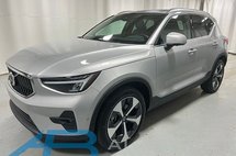 2025 Volvo XC40 B5 Plus Bright Theme