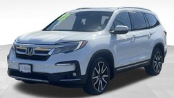 2022 Honda Pilot Touring w/Rear Captain's Chairs