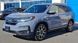 2022 Honda Pilot Touring w/Rear Captain's Chairs