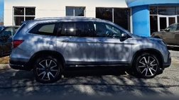 2022 Honda Pilot Touring w/Rear Captain's Chairs