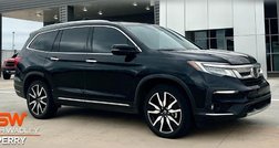 2022 Honda Pilot Touring w/Rear Captain's Chairs