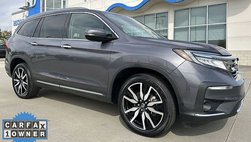 2022 Honda Pilot Touring w/Rear Captain's Chairs
