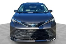 2022 Toyota Sienna LE 8-Passenger