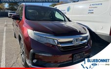2019 Honda Pilot Touring w/Rear Captain's Chairs