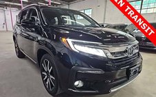 2022 Honda Pilot Touring w/Rear Captain's Chairs