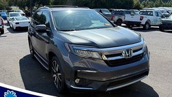 2020 Honda Pilot Touring w/Rear Captain's Chairs
