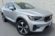 2025 Volvo XC40 B5 Plus Bright Theme