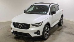 2025 Volvo XC40 B5 Plus Dark Theme