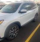 2022 Honda Pilot Touring w/Rear Captain's Chairs