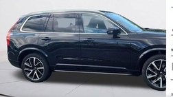 2022 Volvo XC90 T6 Momentum 7-Passenger