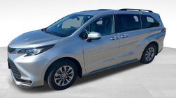 2022 Toyota Sienna LE 8-Passenger