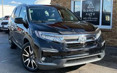2019 Honda Pilot Touring w/Rear Captain's Chairs