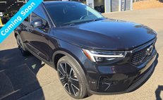 2024 Volvo XC40 B5 Ultimate Dark Theme
