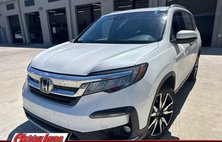 2021 Honda Pilot Touring w/Rear Captain's Chairs