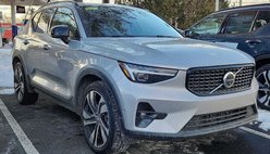 2023 Volvo XC40 B5 Ultimate Dark Theme