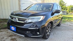2019 Honda Pilot Touring w/Rear Captain's Chairs