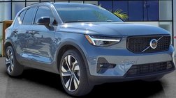 2023 Volvo XC40 B5 Plus Dark Theme
