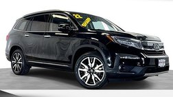 2022 Honda Pilot Touring w/Rear Captain's Chairs
