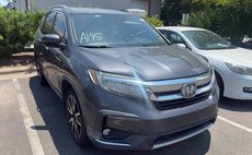2019 Honda Pilot Touring w/Rear Captain's Chairs