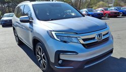 2022 Honda Pilot Touring w/Rear Captain's Chairs