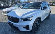 2025 Volvo XC40 B5 Plus Dark Theme