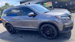 2021 Honda Pilot Touring w/Rear Captain's Chairs