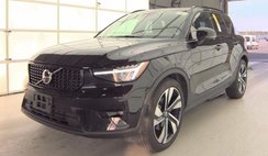 2025 Volvo XC40 B5 Plus Dark Theme