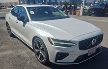 2023 Volvo S60 B5 Plus Dark Theme