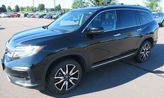 2022 Honda Pilot Touring w/Rear Captain's Chairs