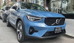 2023 Volvo XC40 B5 Plus Dark Theme