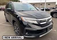 2022 Honda Pilot Touring w/Rear Captain's Chairs