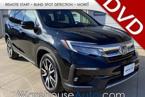 2022 Honda Pilot Touring w/Rear Captain's Chairs