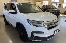 2020 Honda Pilot Touring w/Rear Captain's Chairs