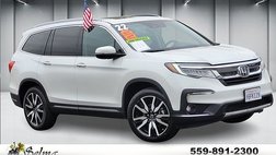 2022 Honda Pilot Touring w/Rear Captain's Chairs