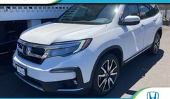 2022 Honda Pilot Touring w/Rear Captain's Chairs