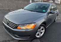 2014 Volkswagen Passat SE with Sunroof and Nav 1.8