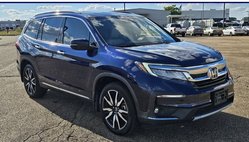 2022 Honda Pilot Touring w/Rear Captain's Chairs
