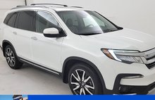 2020 Honda Pilot Touring w/Rear Captain's Chairs