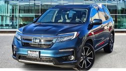 2022 Honda Pilot Touring w/Rear Captain's Chairs