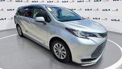 2022 Toyota Sienna LE 8-Passenger