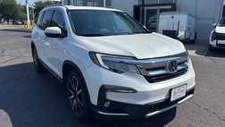 2022 Honda Pilot Touring w/Rear Captain's Chairs